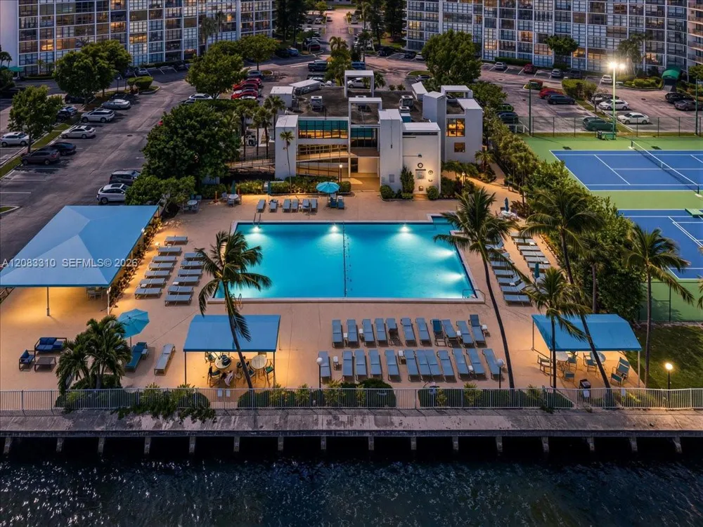 800 Parkview Dr #709 Hallandale Beach, FL 33009