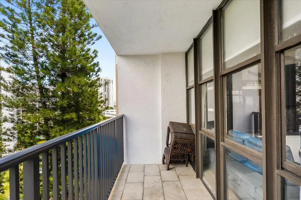 800 Parkview Dr #709 Hallandale Beach, FL 33009