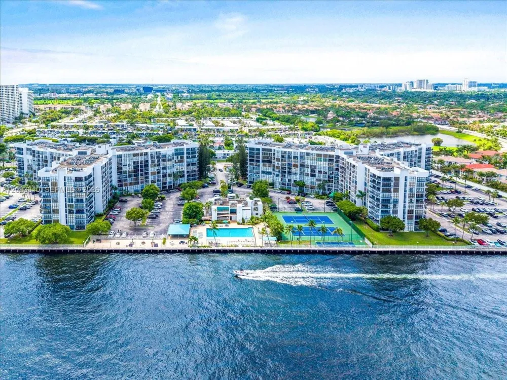 800 Parkview Dr #709 Hallandale Beach, FL 33009