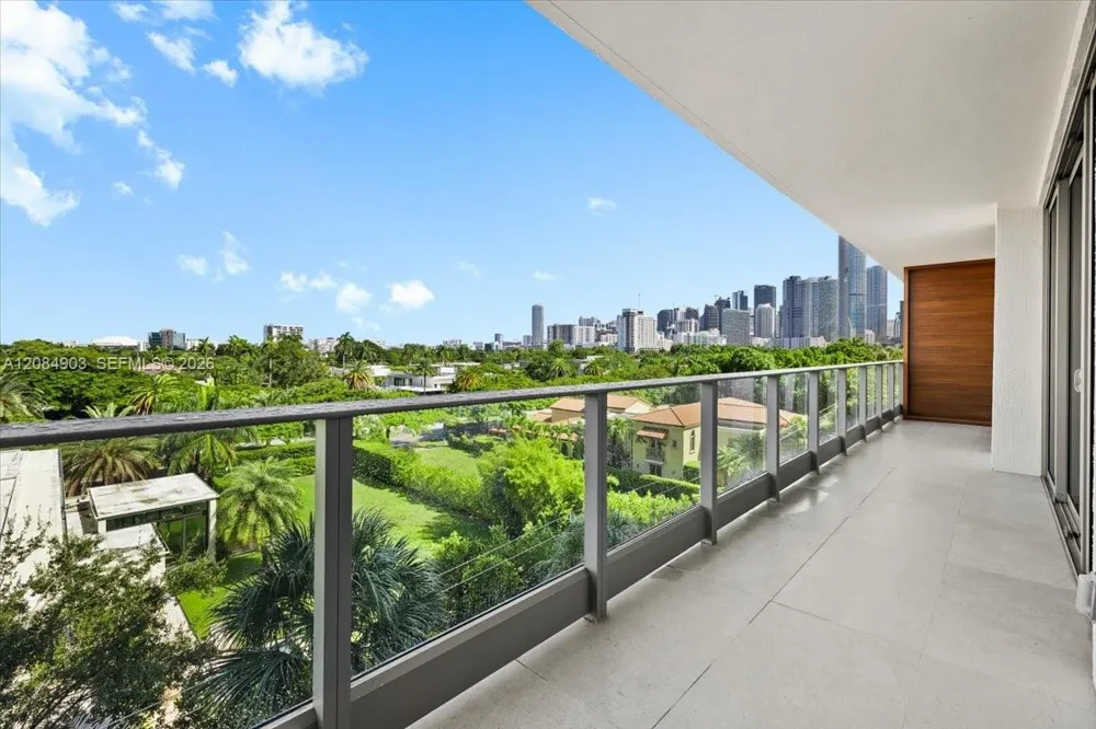 2200 Brickell Avenue #422 Miami, FL 33129
