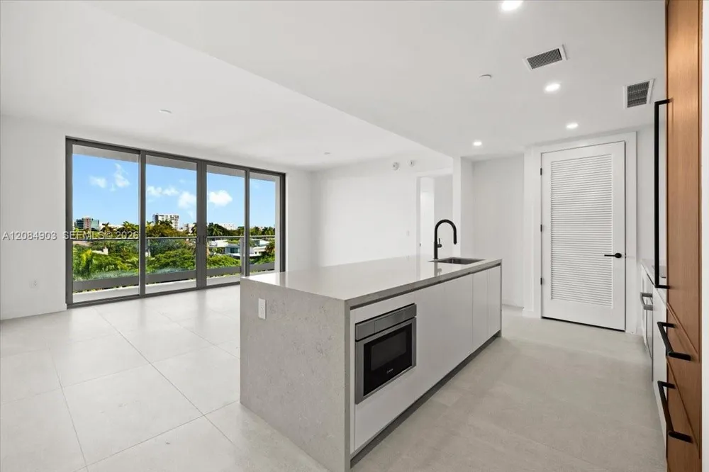 2200 Brickell Avenue #422 Miami, FL 33129