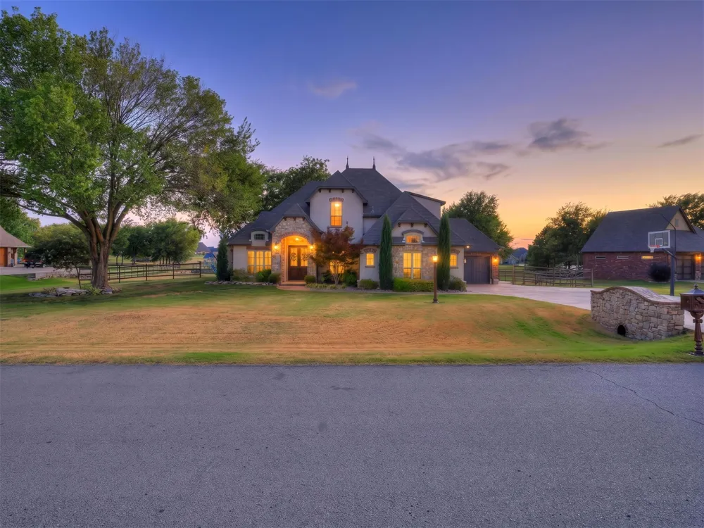 18544 E Crooked Oak Drive Owasso, OK 74055