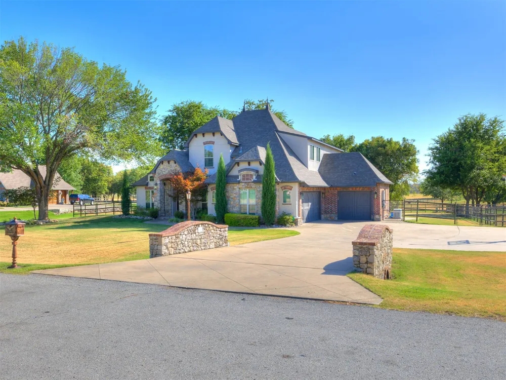 18544 E Crooked Oak Drive Owasso, OK 74055