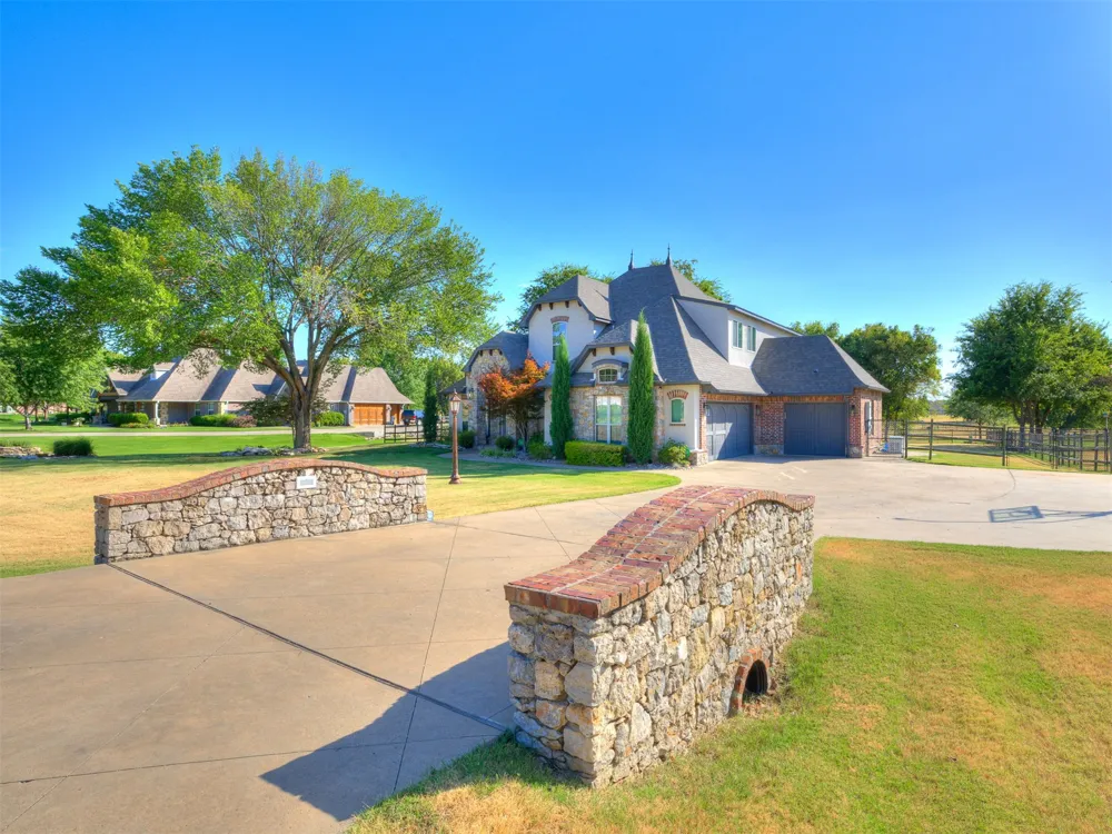 18544 E Crooked Oak Drive Owasso, OK 74055