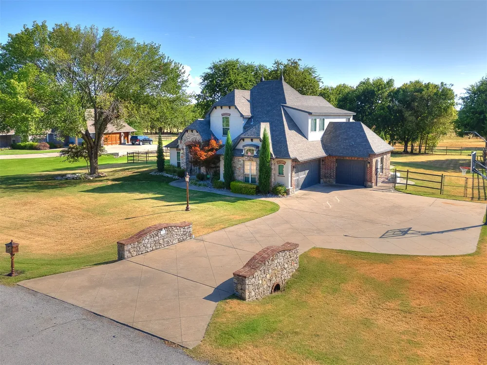 18544 E Crooked Oak Drive Owasso, OK 74055