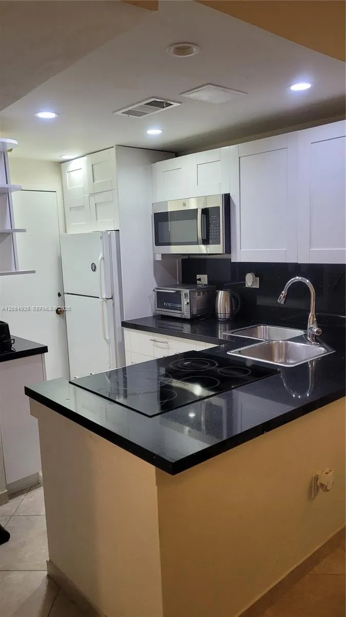 2899 Collins Ave #606 Miami Beach, FL 33140