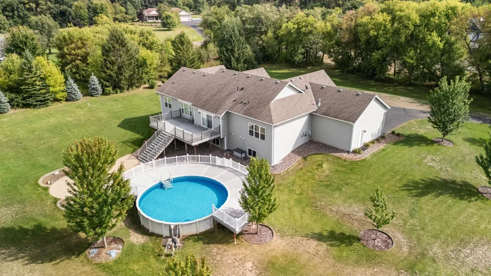 10972 255th Avenue NW Zimmerman, MN 55398
