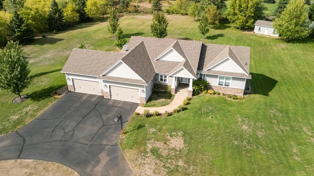 10972 255th Avenue NW Zimmerman, MN 55398