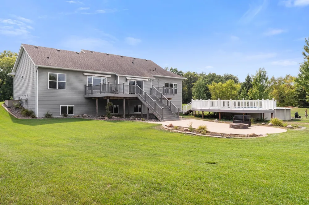 10972 255th Avenue NW Zimmerman, MN 55398