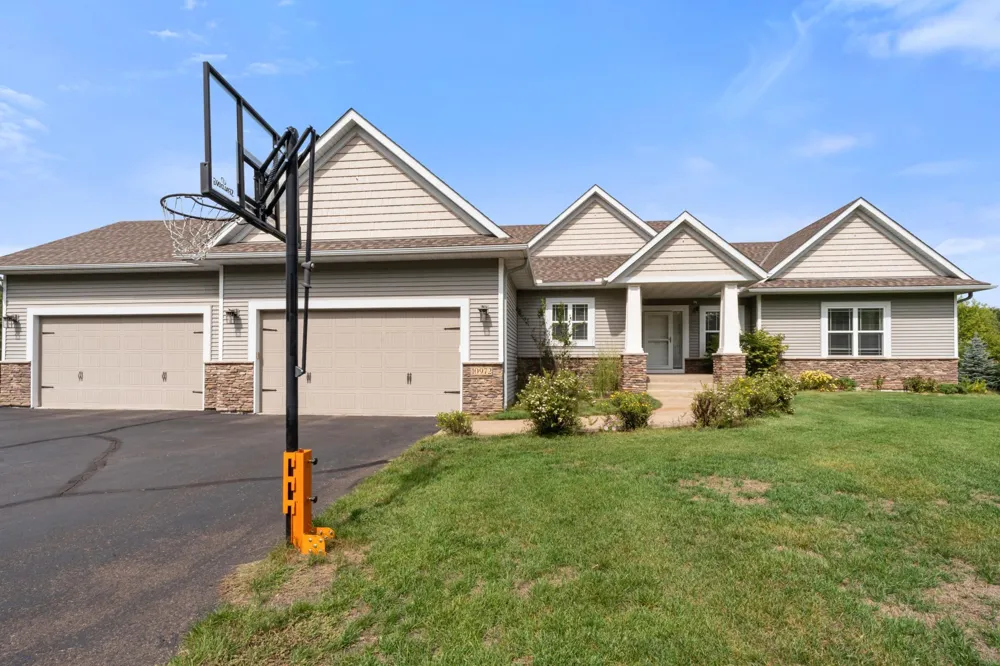 10972 255th Avenue NW Zimmerman, MN 55398