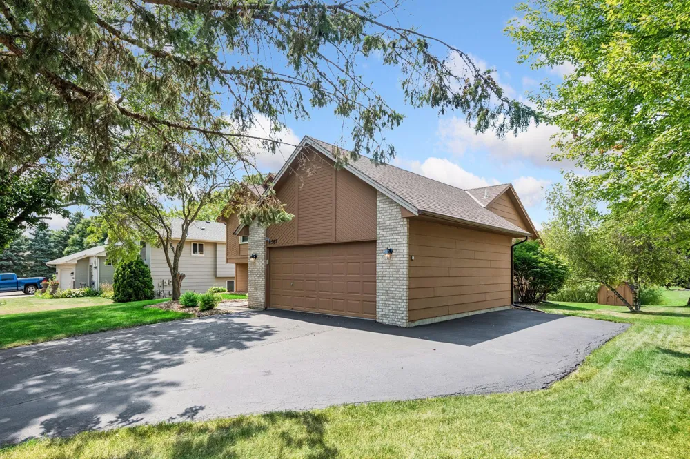 8585 Chanhassen Hills Drive S Chanhassen, MN 55317