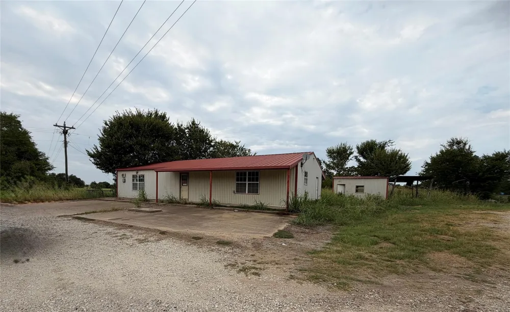 1421 Fm 39 S Donie, TX 75838