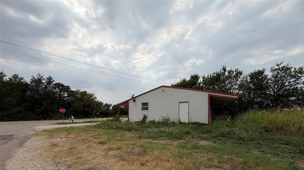 1421 Fm 39 S Donie, TX 75838