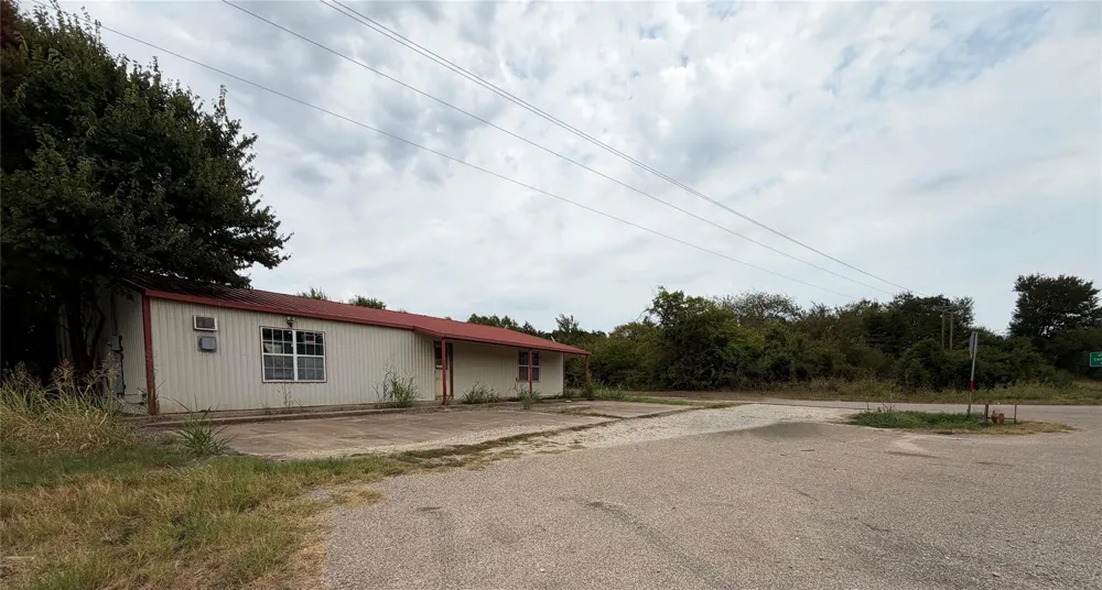 1421 Fm 39 S Donie, TX 75838