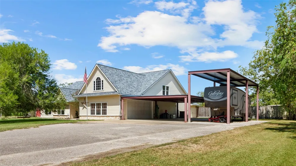 111 County Road 932 Alvin, TX 77511