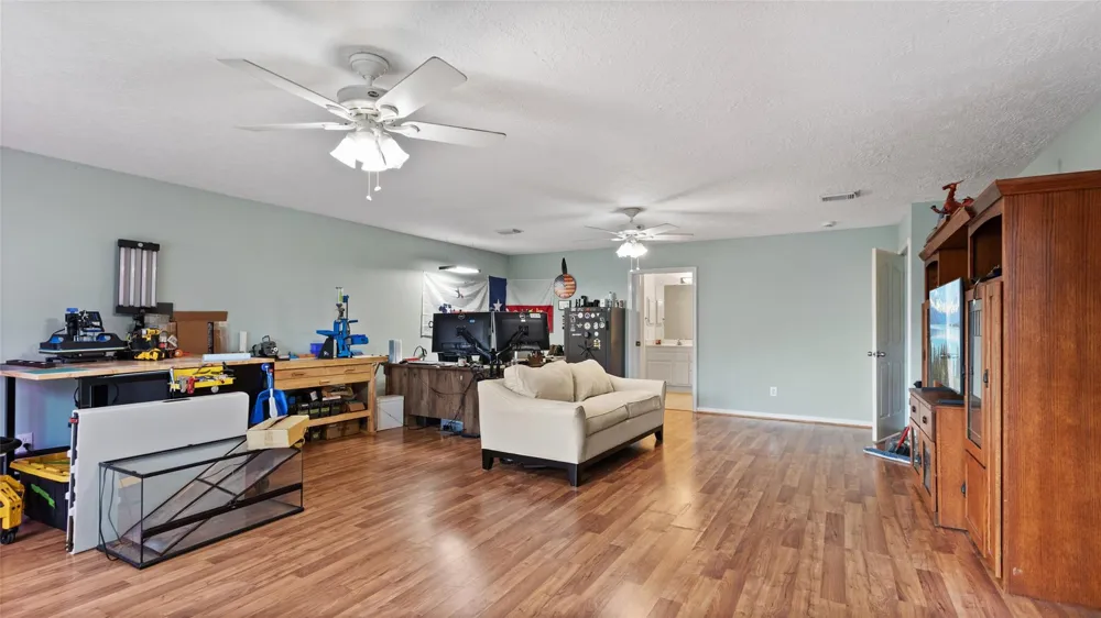 111 County Road 932 Alvin, TX 77511