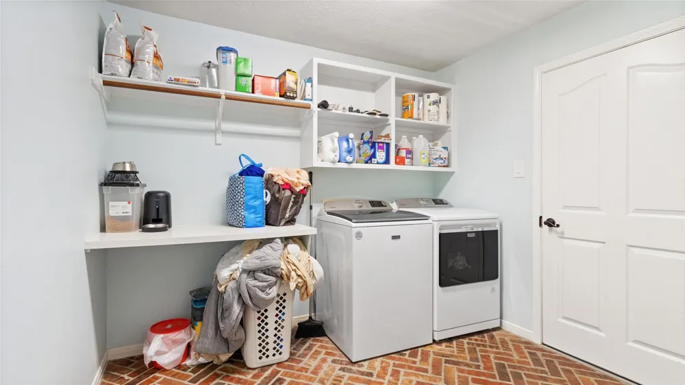 111 County Road 932 Alvin, TX 77511
