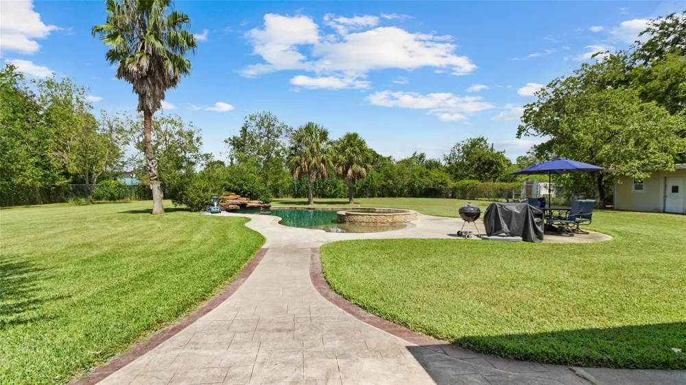 111 County Road 932 Alvin, TX 77511