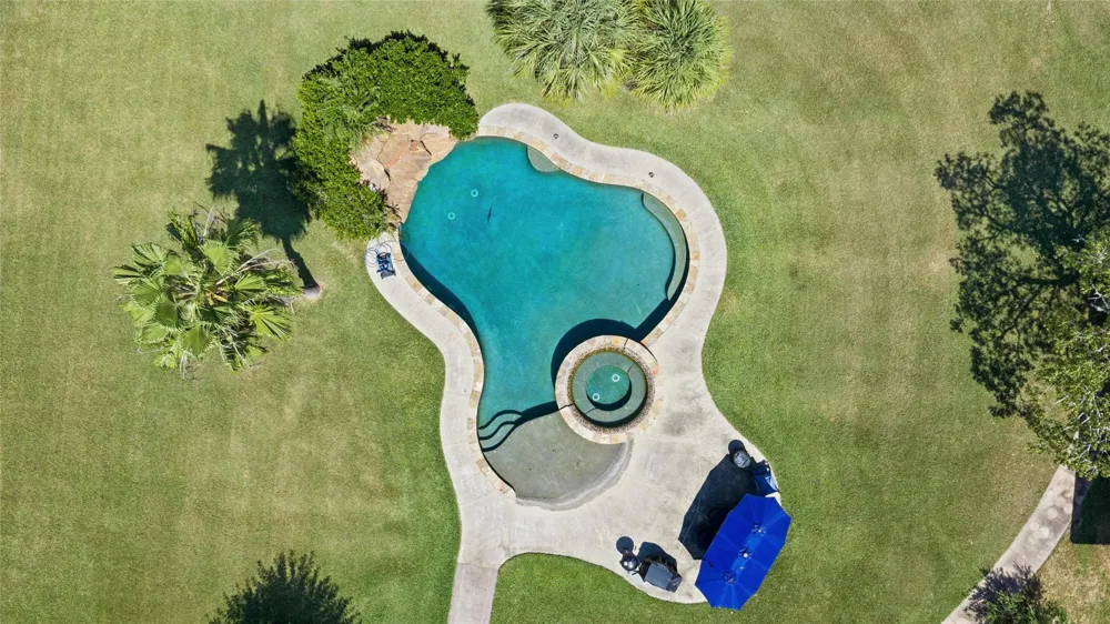 111 County Road 932 Alvin, TX 77511