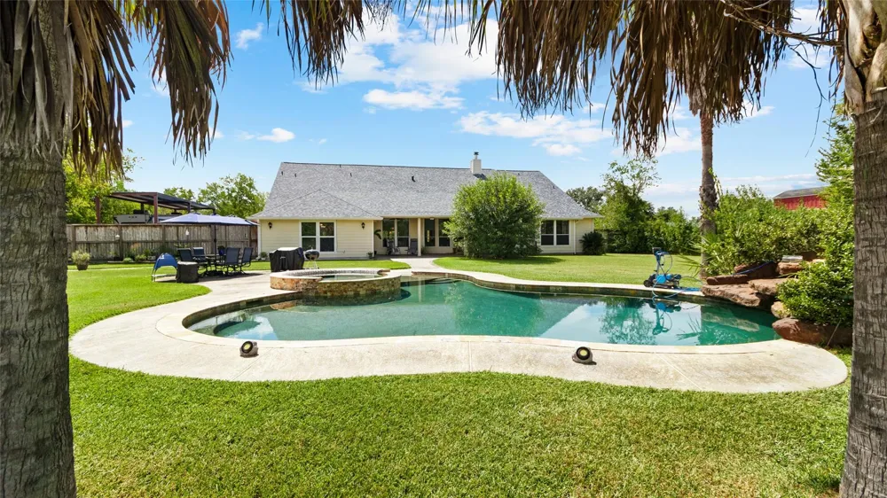 111 County Road 932 Alvin, TX 77511
