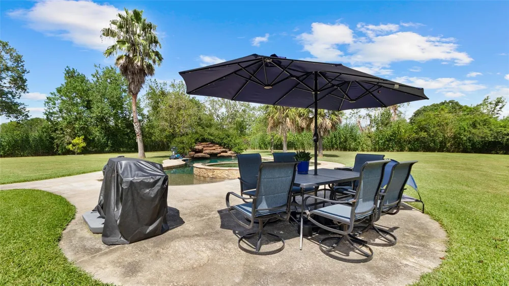 111 County Road 932 Alvin, TX 77511
