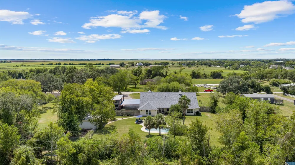 111 County Road 932 Alvin, TX 77511
