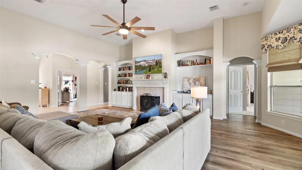 111 County Road 932 Alvin, TX 77511