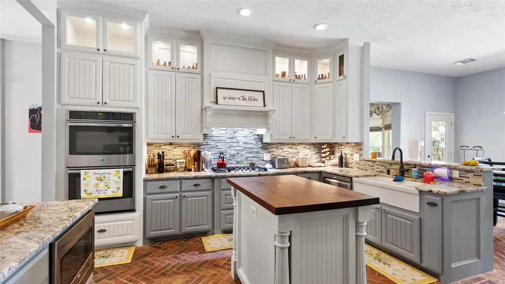 111 County Road 932 Alvin, TX 77511