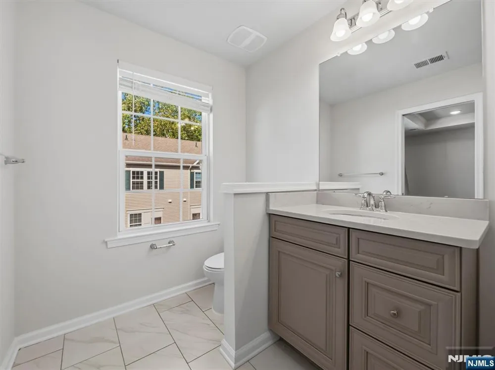 18 Litchfield Lane Fair Lawn, NJ 07410