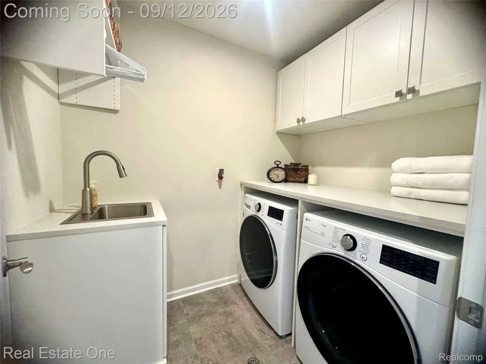 297 Strawberry Drive Rochester Hills City, MI 48307