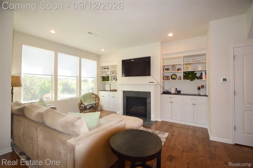 297 Strawberry Drive Rochester Hills City, MI 48307