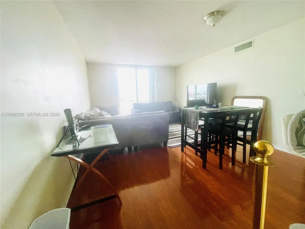 900 SW 8th St #808 Miami, FL 33130