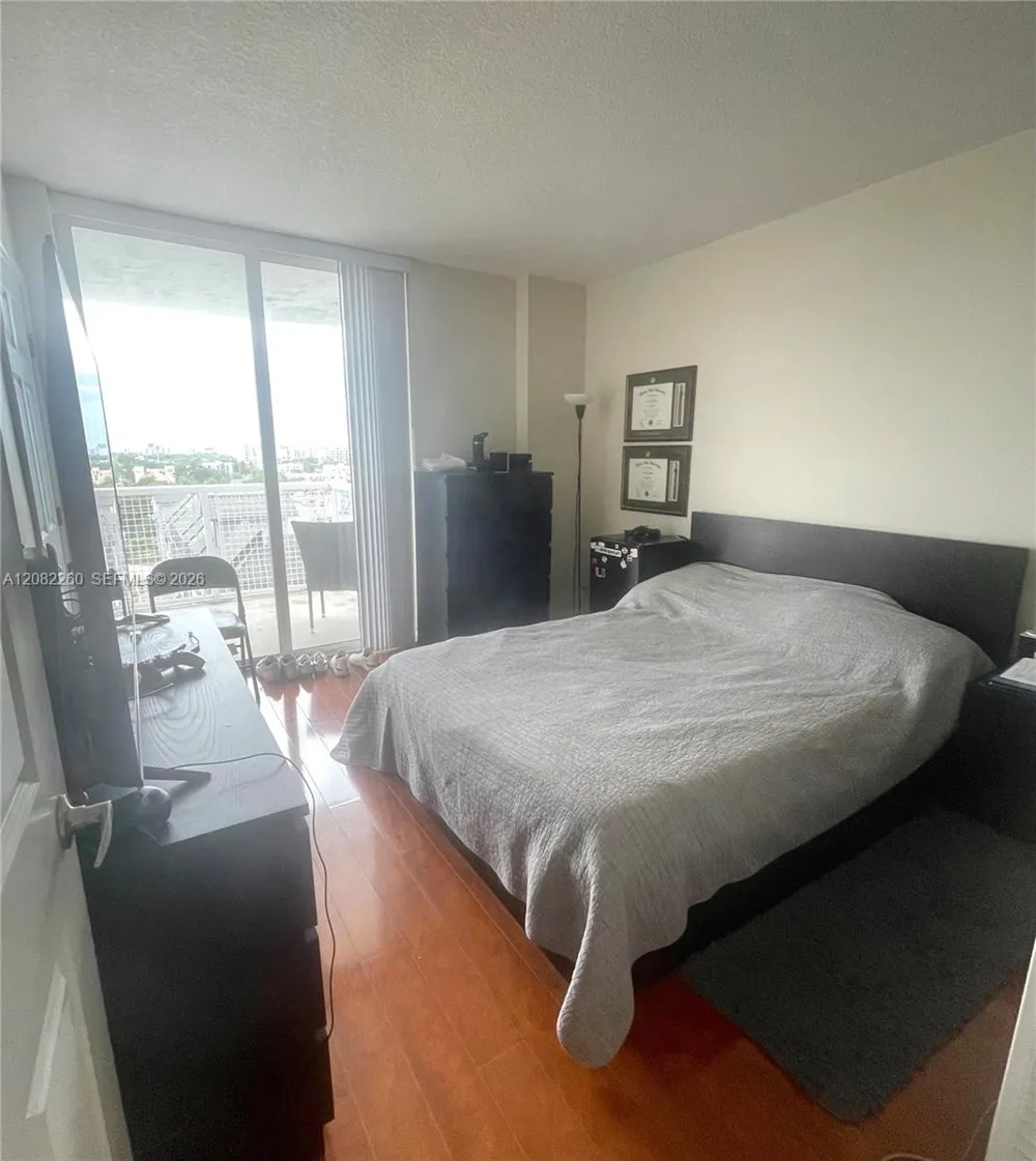 900 SW 8th St #808 Miami, FL 33130