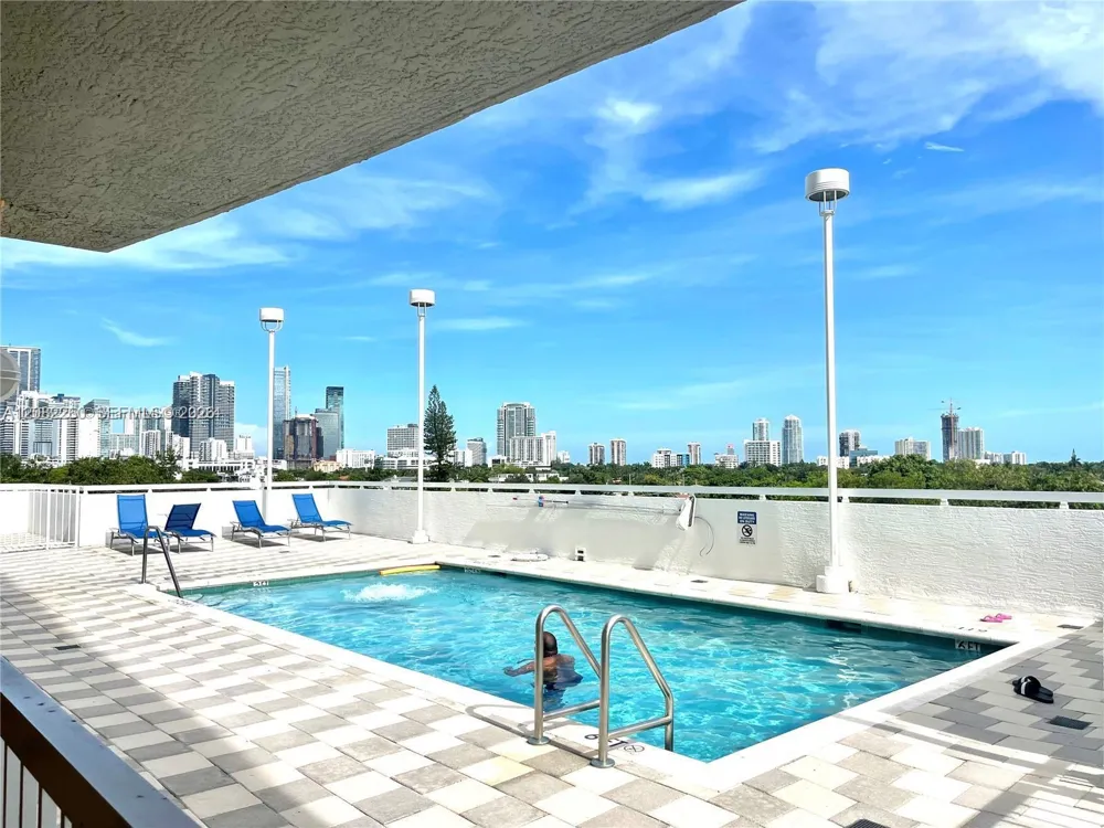 900 SW 8th St #808 Miami, FL 33130