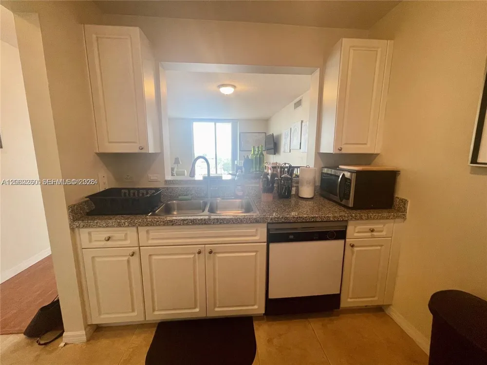 900 SW 8th St #808 Miami, FL 33130