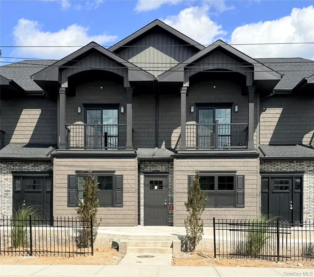 1220 Doges Prom #1B Copiague, NY 11757
