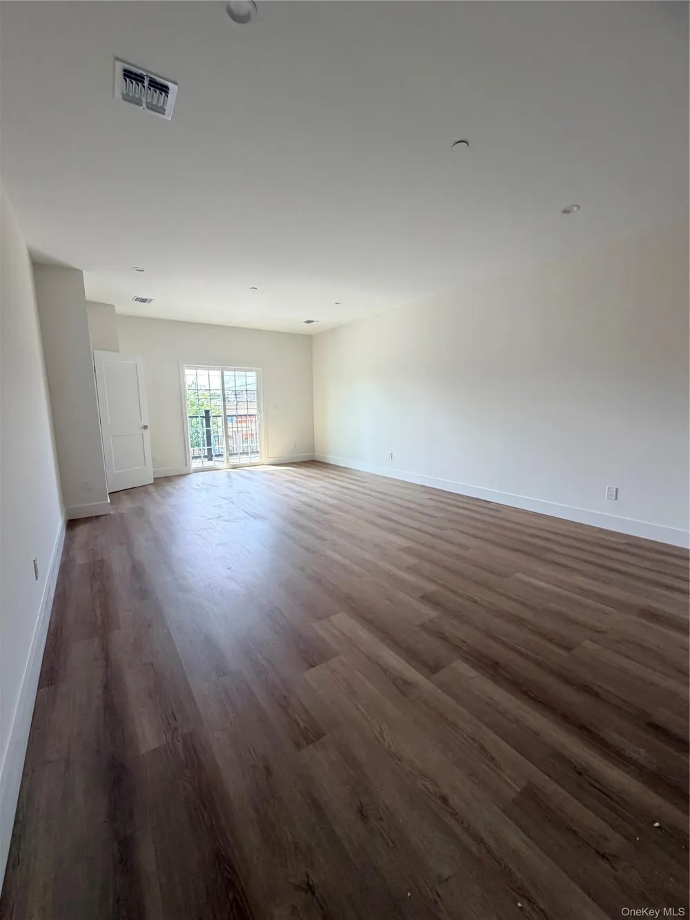 1220 Doges Prom #1B Copiague, NY 11757