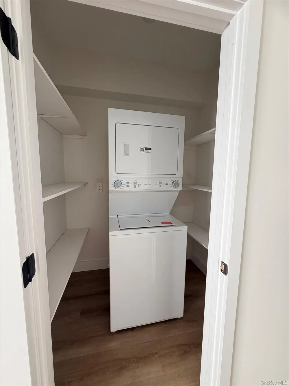 1220 Doges Prom #1B Copiague, NY 11757