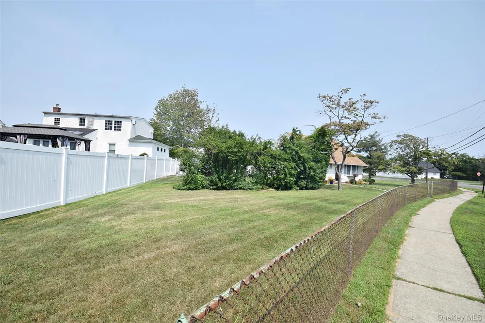 101 Phyllis Drive Lindenhurst, NY 11757