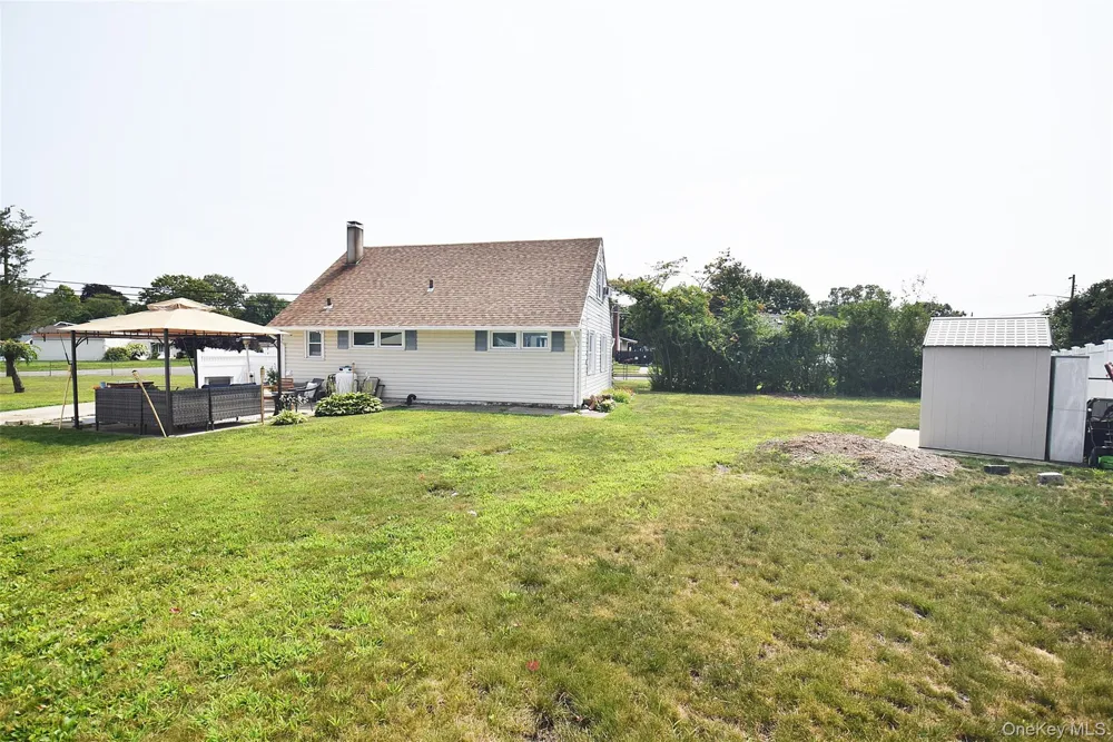 101 Phyllis Drive Lindenhurst, NY 11757