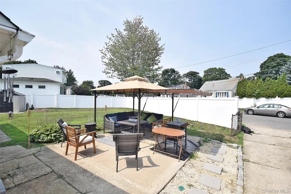 101 Phyllis Drive Lindenhurst, NY 11757