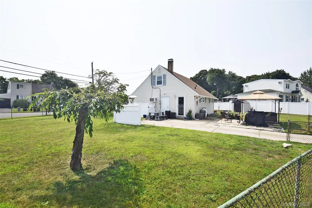 101 Phyllis Drive Lindenhurst, NY 11757