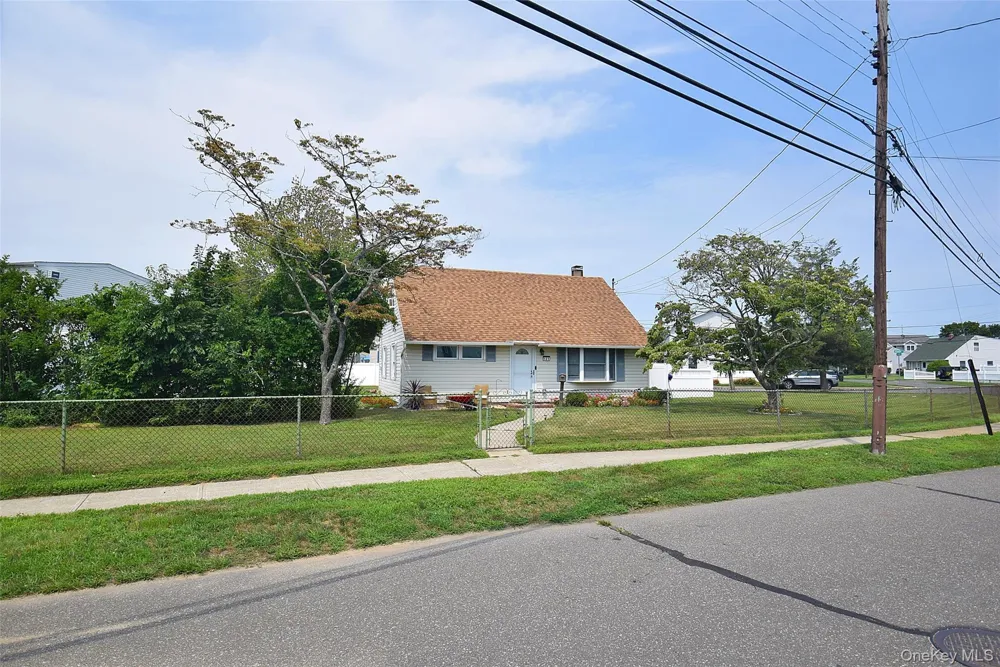 101 Phyllis Drive Lindenhurst, NY 11757
