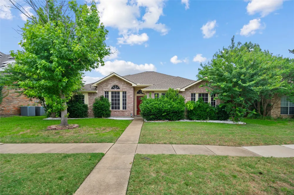 2726 Crosslands Drive Garland, TX 75040