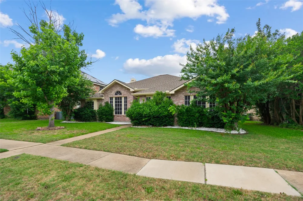 2726 Crosslands Drive Garland, TX 75040