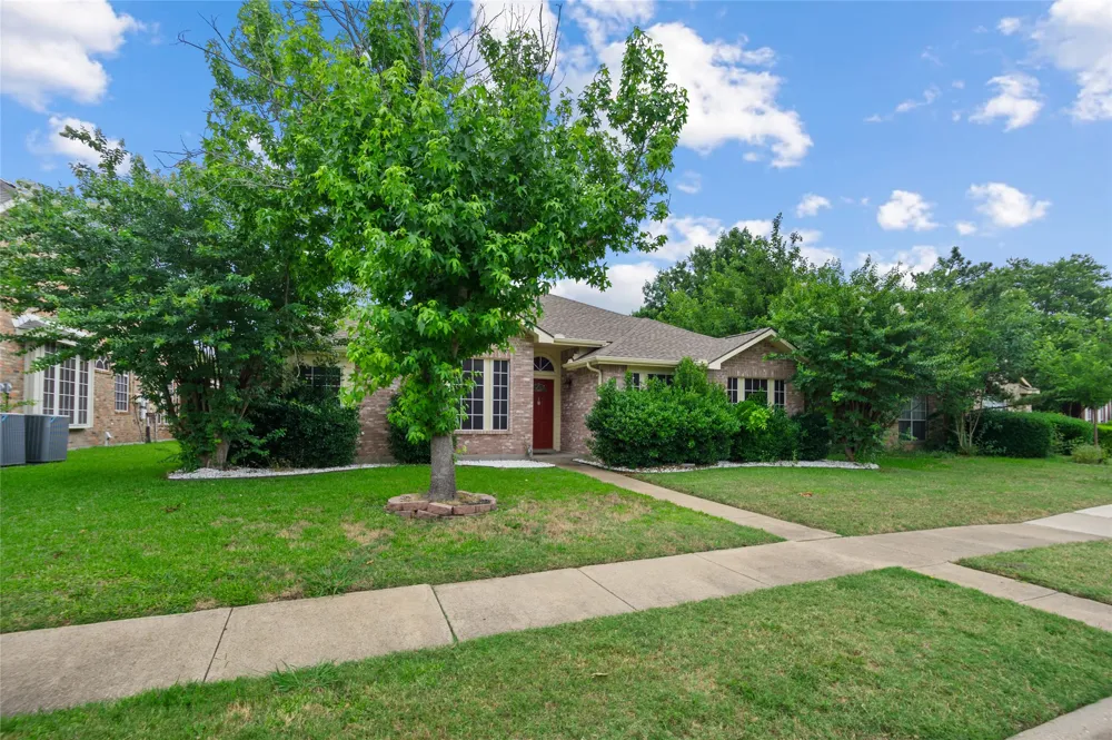 2726 Crosslands Drive Garland, TX 75040