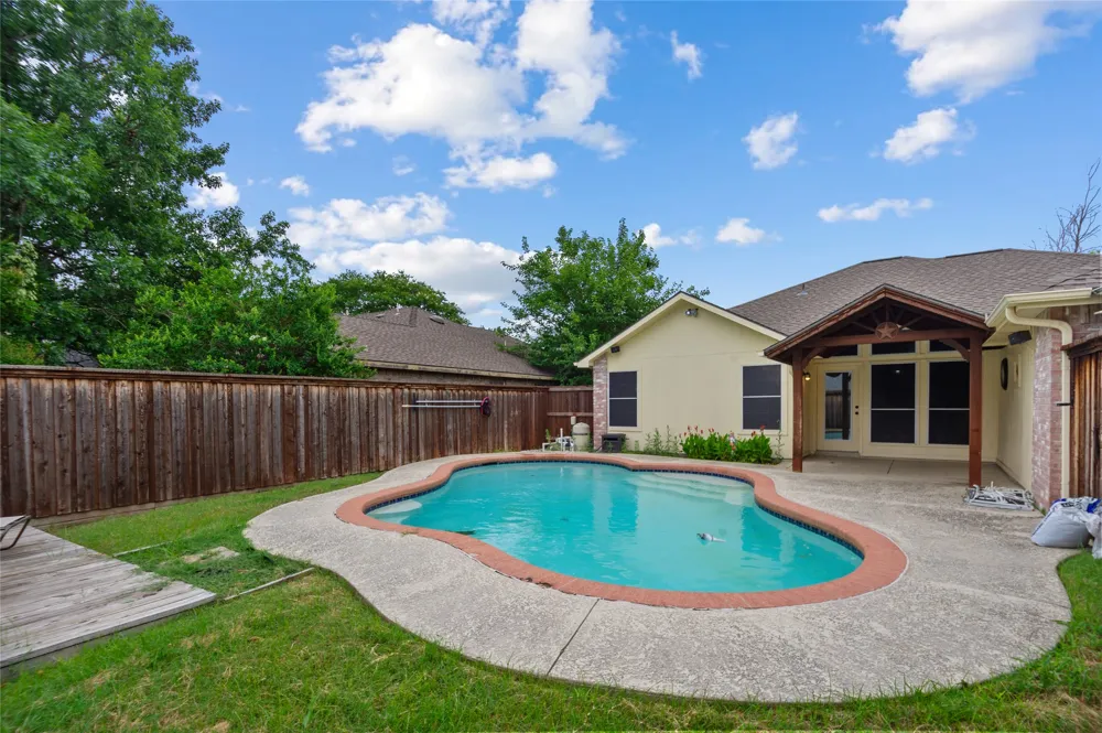 2726 Crosslands Drive Garland, TX 75040