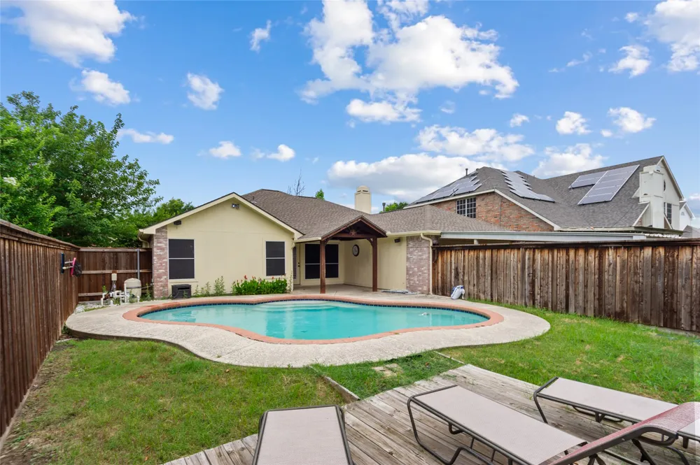 2726 Crosslands Drive Garland, TX 75040