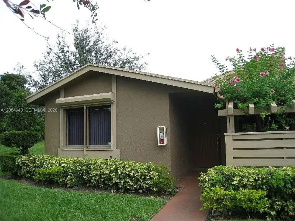 447 Lakeview Dr #1 Weston, FL 33326