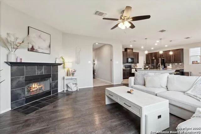 4265 GALE MDWS New Braunfels, TX 78130